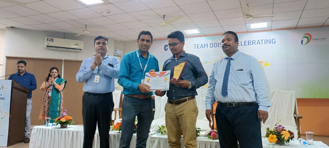 Debanand Bagar receiving a certificate and memento at a CSC Diwas event